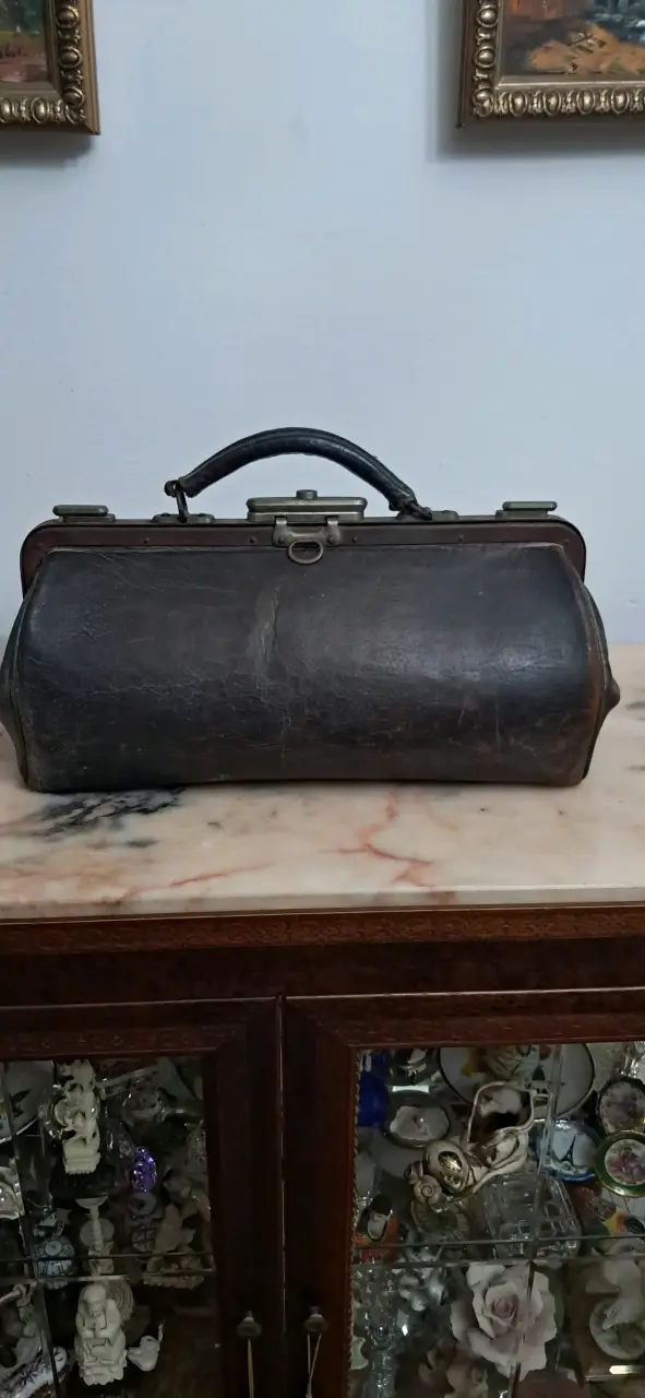 Antiguo MALETÍN de MÉDICO hecho en cuero y bronce - 1