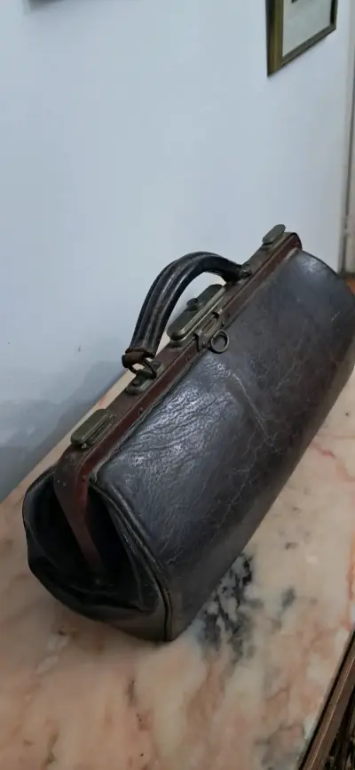 Antiguo MALETÍN de MÉDICO hecho en cuero y bronce - miniatura 2