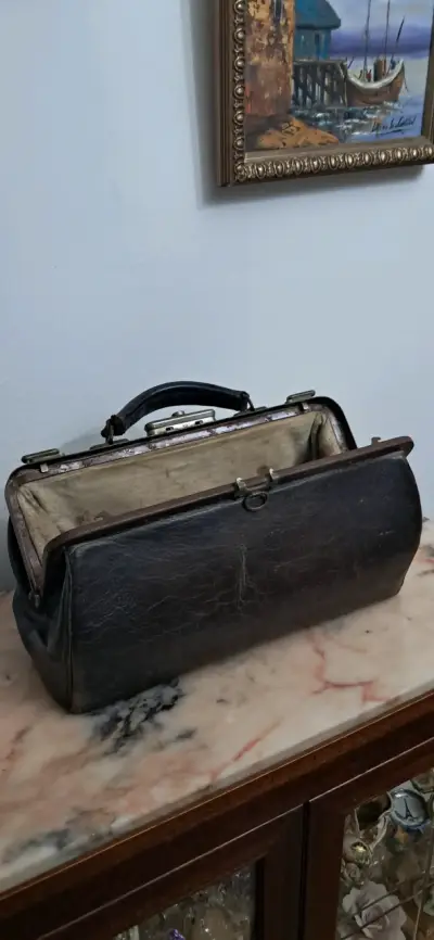 Antiguo MALETÍN de MÉDICO hecho en cuero y bronce - miniatura 3