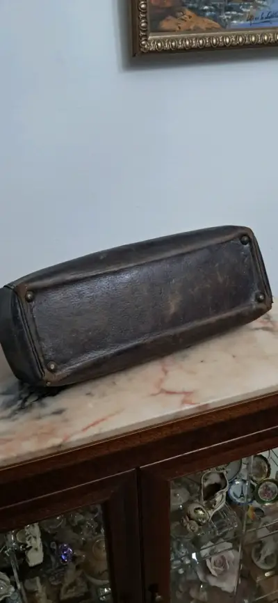 Antiguo MALETÍN de MÉDICO hecho en cuero y bronce - miniatura 5