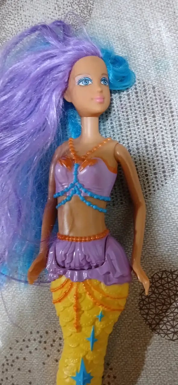 Muñeca sirena con cabello morado y azul - 1