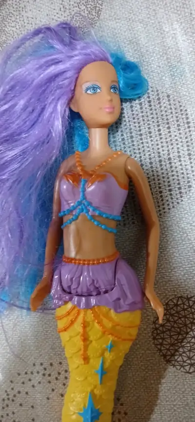 Muñeca sirena con cabello morado y azul - miniatura 1