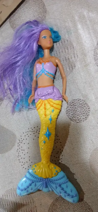 Muñeca sirena con cabello morado y azul - miniatura 2