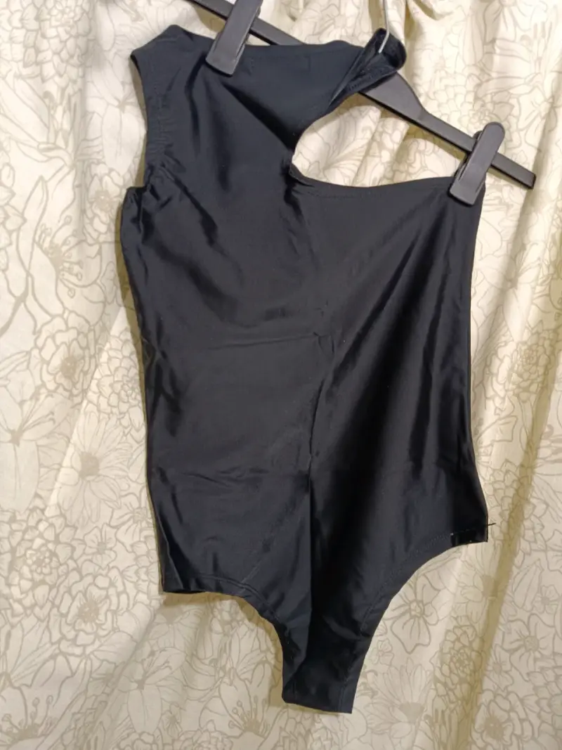 Body negro de mujer con diseño asimétrico - 3