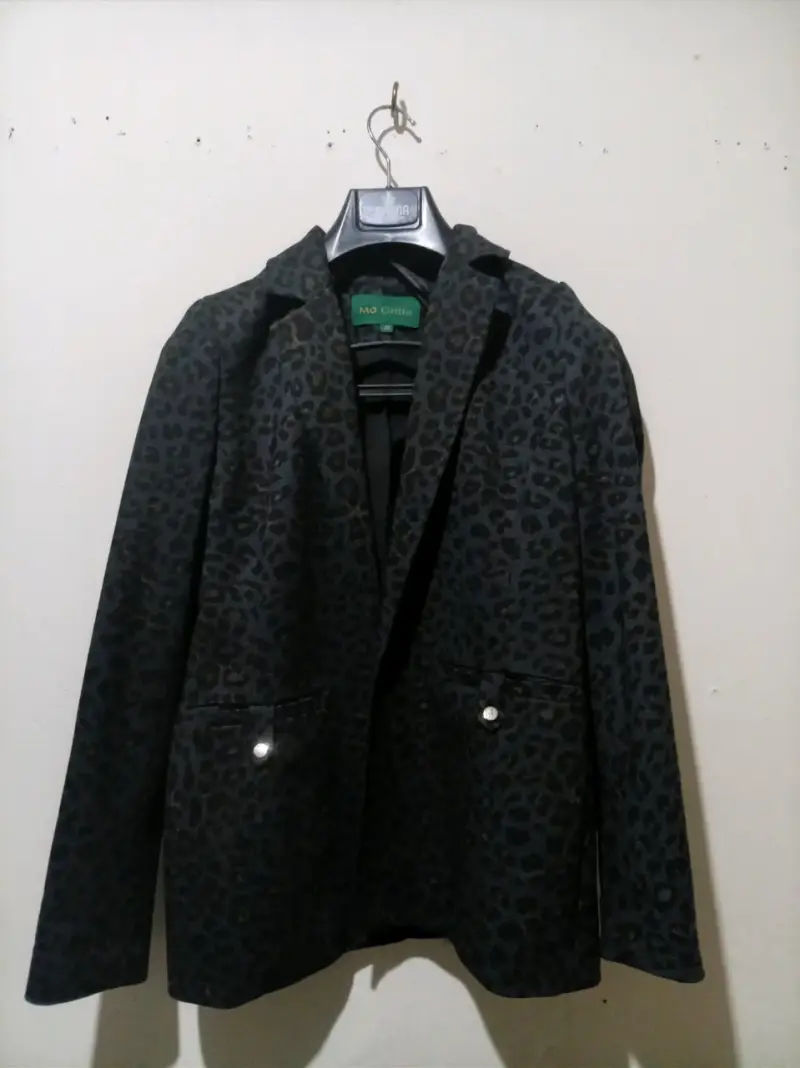 Blazer negro con estampado animal print MQ Griffe