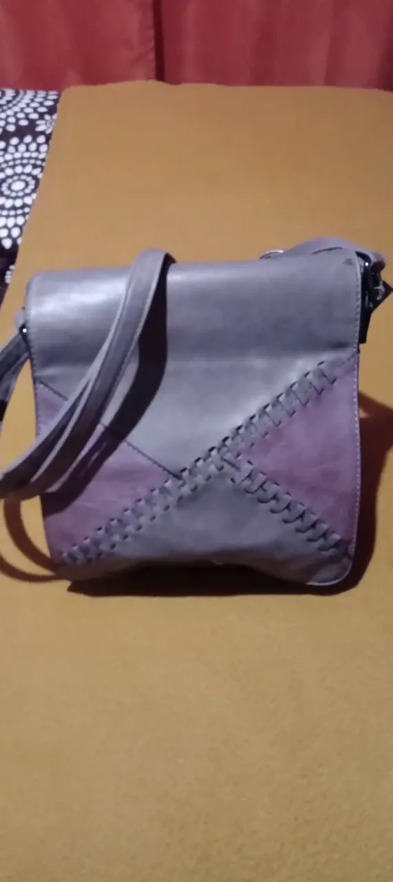 Cartera de cuero gris con diseño trenzado