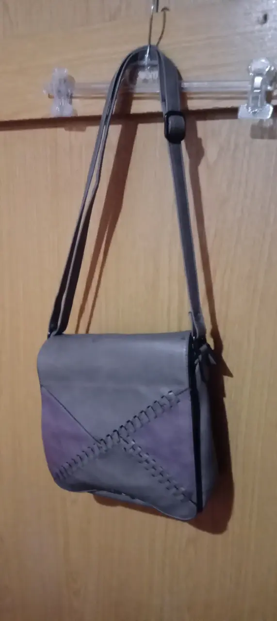 Cartera de cuero gris con diseño trenzado - 2