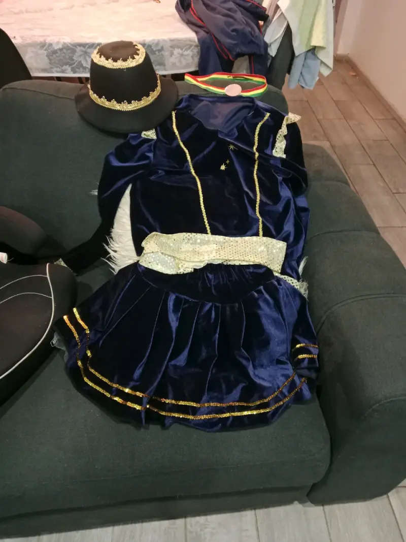 Traje de danza folclórica azul con sombrero