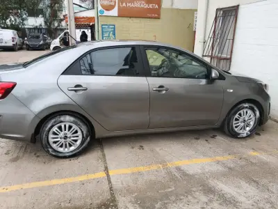 Auto sedán gris en buen estado - miniatura 1