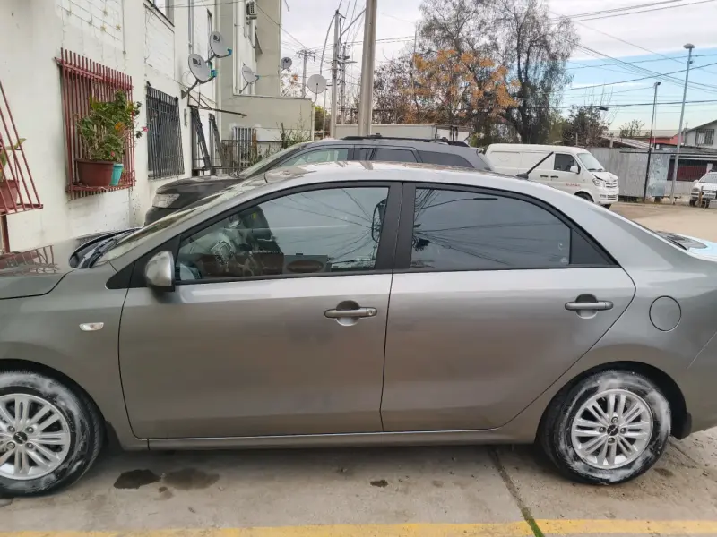 Auto sedán gris en buen estado - 2