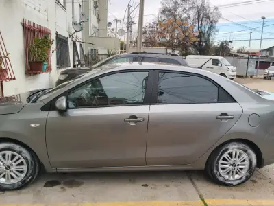 Auto sedán gris en buen estado - miniatura 2