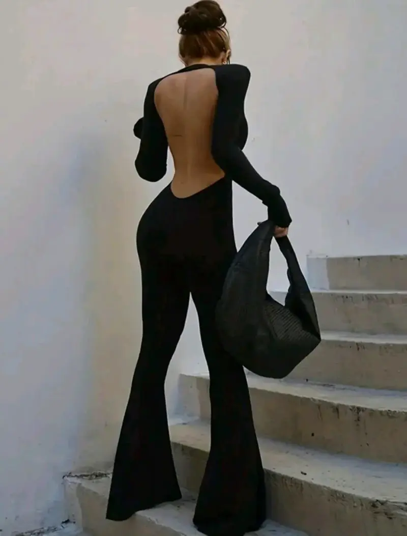 Mono negro elegante con espalda descubierta - 1