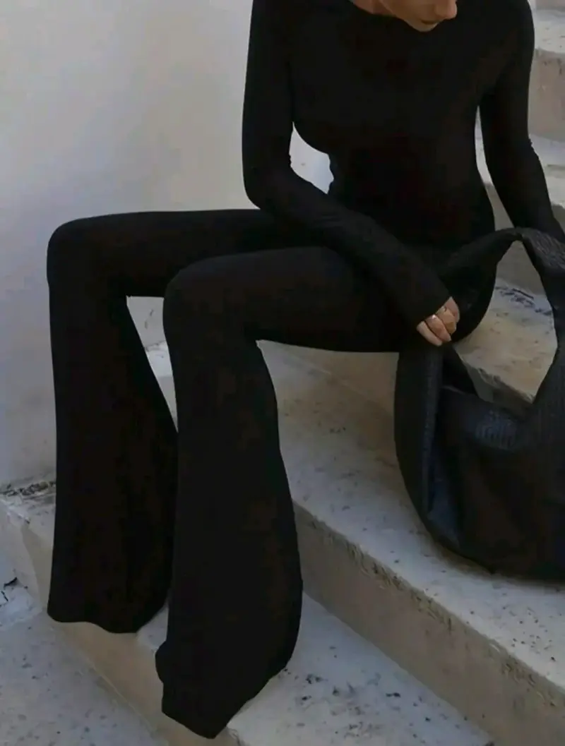 Mono negro elegante con espalda descubierta - 3