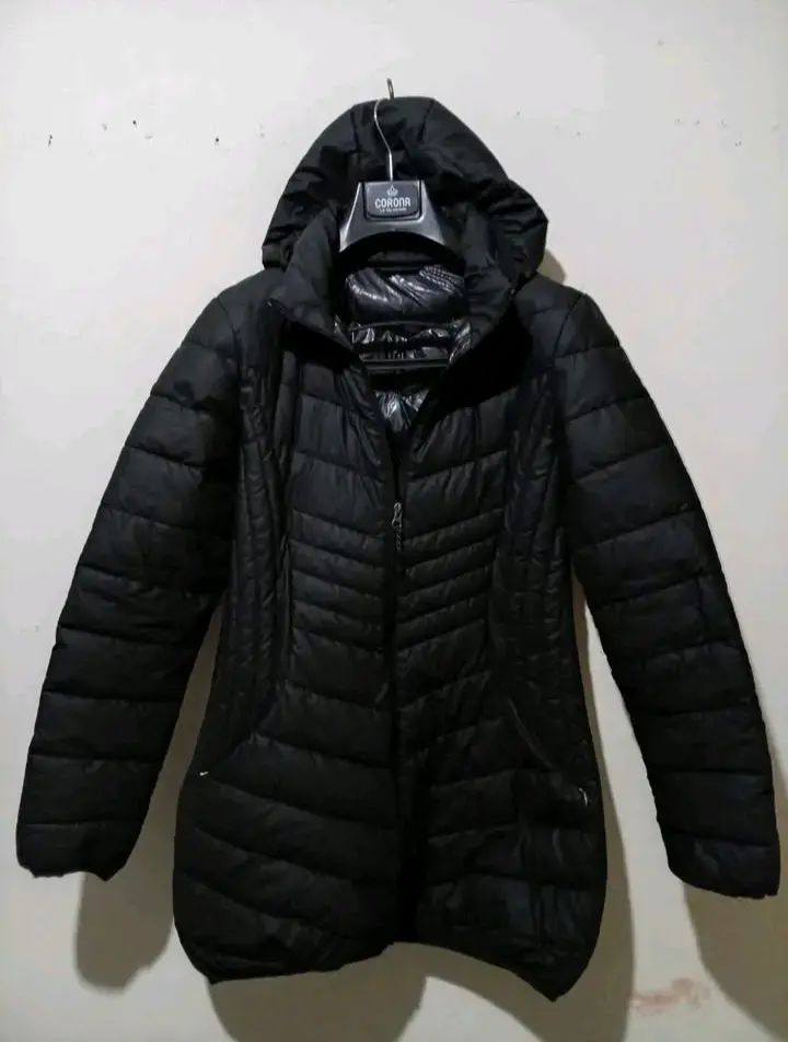 Chaqueta acolchada negra con capucha Corona