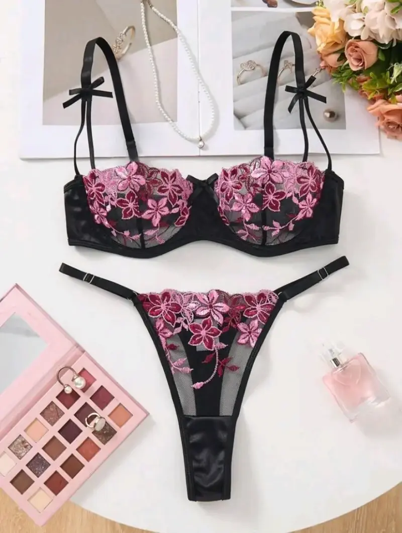 Conjunto de lencería bordada en encaje floral - 1