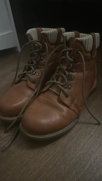 Botas usadas - miniatura 1