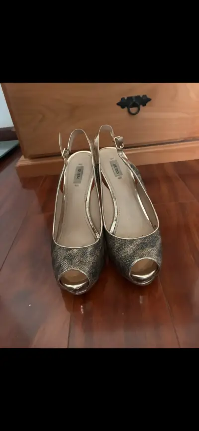 Zapatos de tacón abiertos Guess dorados - miniatura 1