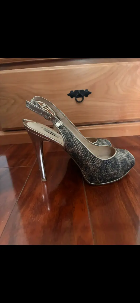 Zapatos de tacón abiertos Guess dorados - 2