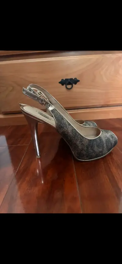 Zapatos de tacón abiertos Guess dorados - miniatura 2