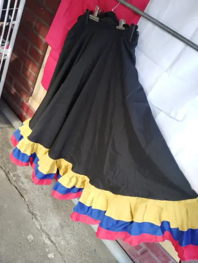 Falda de baile folclórico con volantes tricolor - miniatura 2