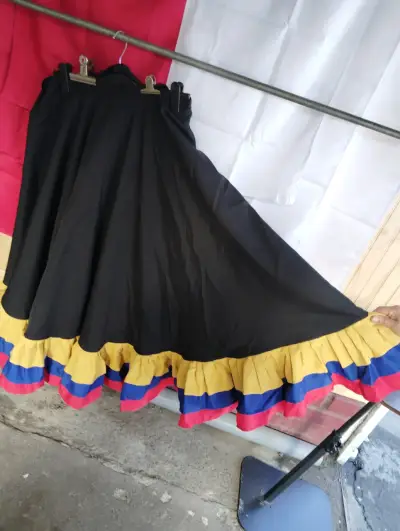 Falda de baile folclórico con volantes tricolor - miniatura 3