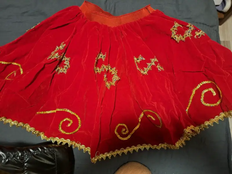 Falda de baile roja con bordados dorados - 1