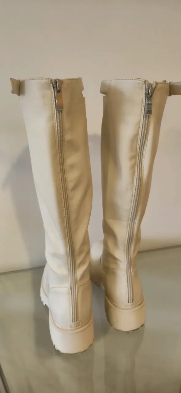 Botas altas de cuero beige con cierre - 2