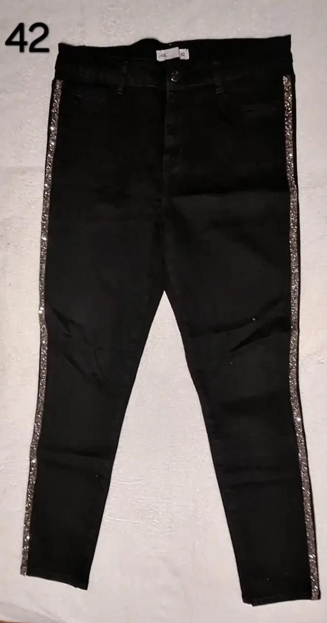 Jeans negros con detalles brillantes talla 42