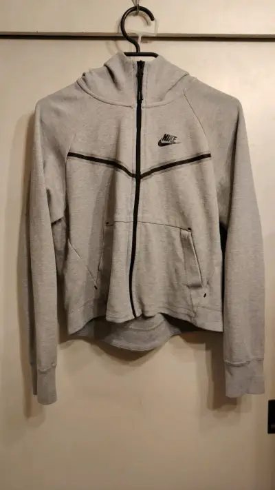 Polerón  Tech gris con capucha Nike para mujer - miniatura 1