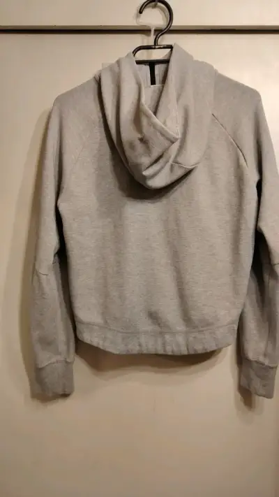 Polerón  Tech gris con capucha Nike para mujer - miniatura 2