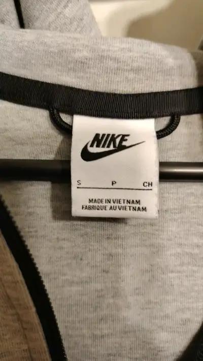Polerón  Tech gris con capucha Nike para mujer - miniatura 3