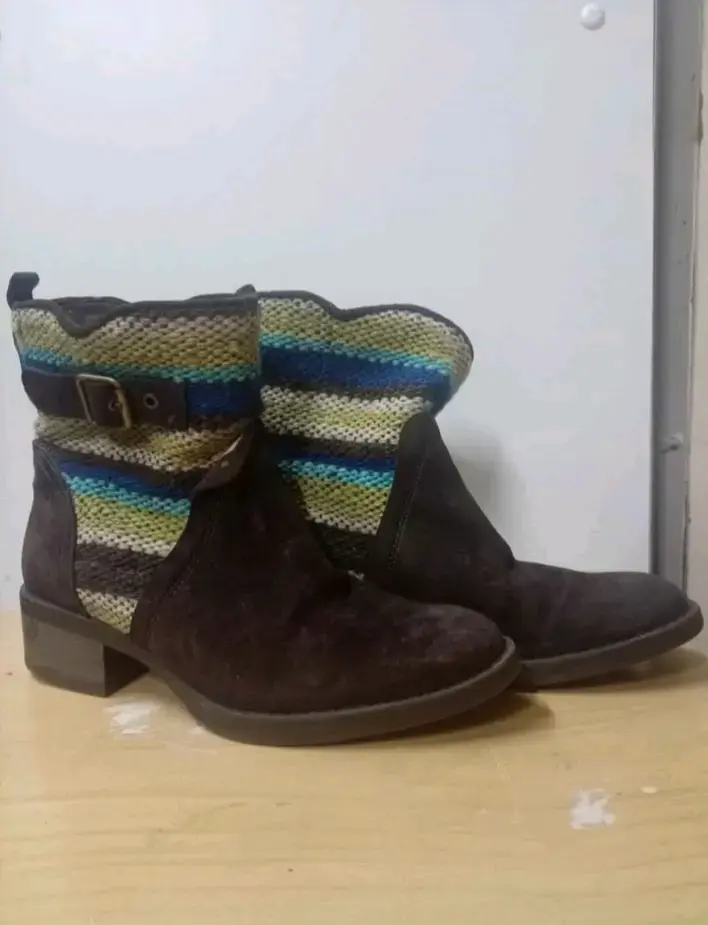 Botines de cuero con tejido multicolor