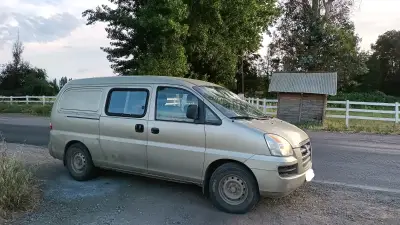 Furgón Hyundai H1 en buen estado - miniatura 1