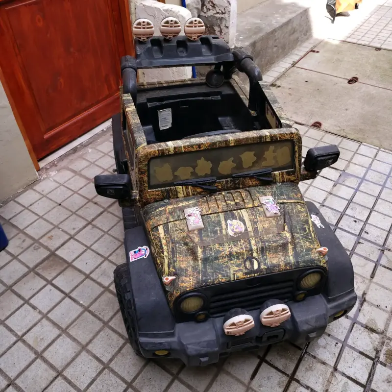 Jeep eléctrico infantil camuflado con luces - 1