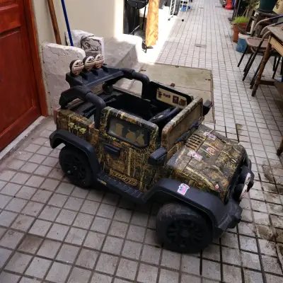 Jeep eléctrico infantil camuflado con luces - miniatura 2