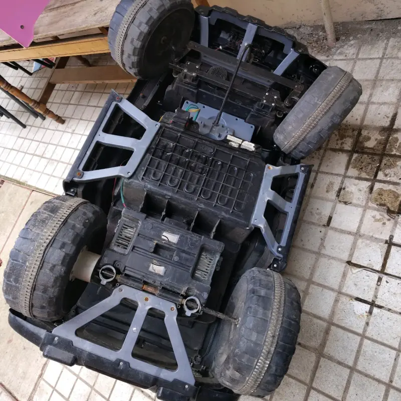 Jeep eléctrico infantil camuflado con luces - 4