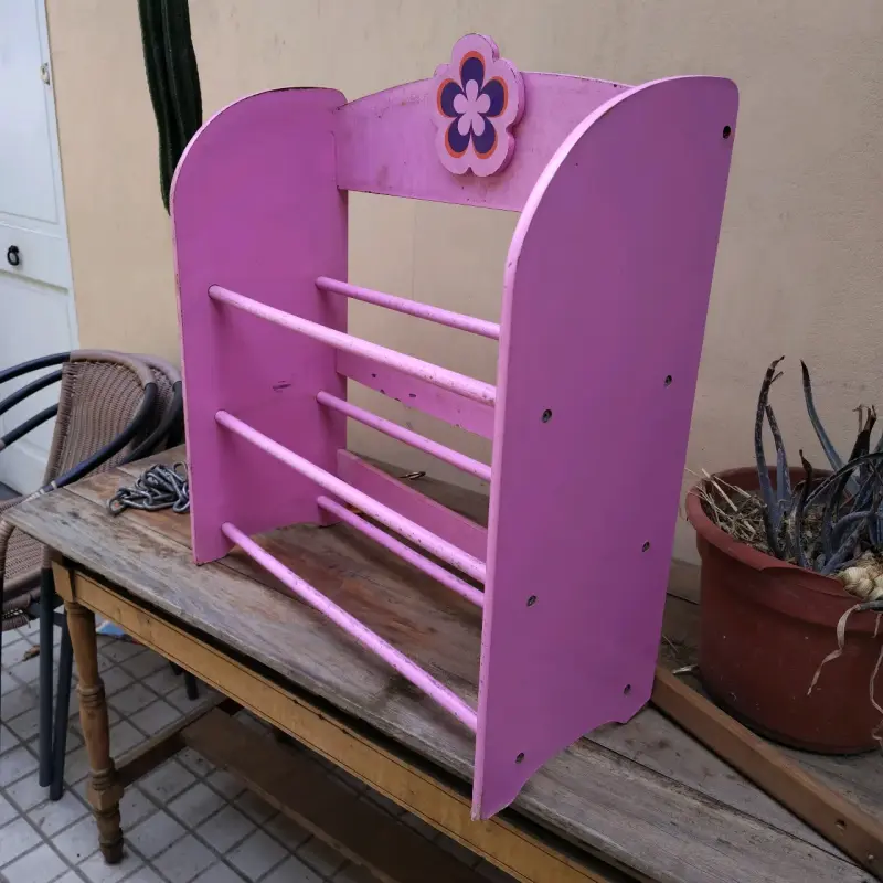 Estante de madera rosa para niños con diseño floral - 1