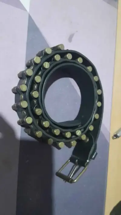 Cinturón de cuero con balas falsas - miniatura 1