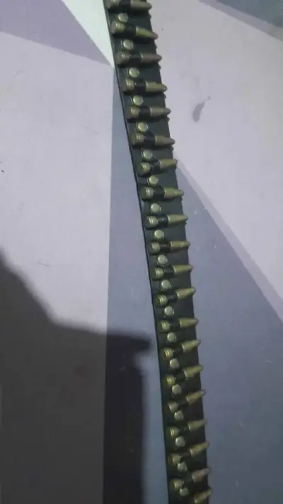 Cinturón de cuero con balas falsas - miniatura 2