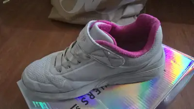 Zapatillas deportivas Skechers blancas con interior rosado - miniatura 1