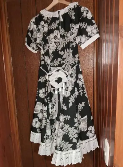 Vestido de cueca floral blanco y negro - miniatura 2