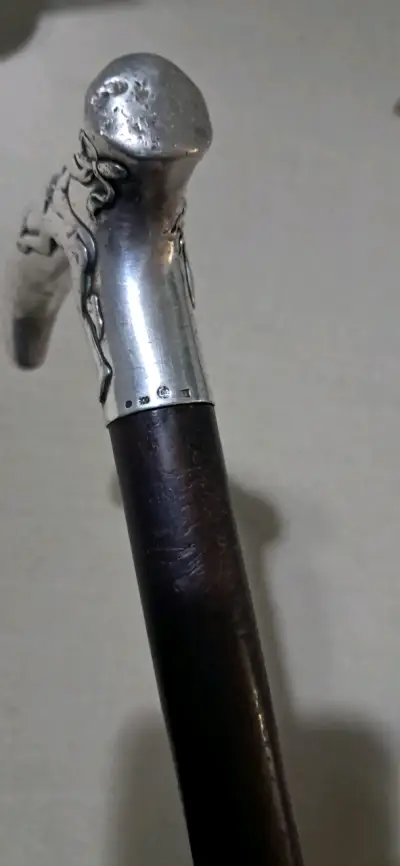 Bastón antiguo con empuñadura plata grabada madera - miniatura 3