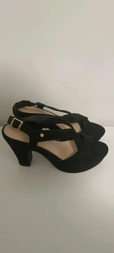 Sandalias de tacón negras elegantes - miniatura 2
