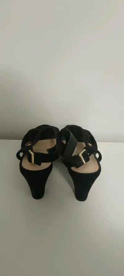 Sandalias de tacón negras elegantes - miniatura 3