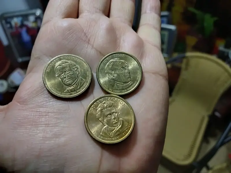 Tres monedas de USD 1 de EE.UU. - 2