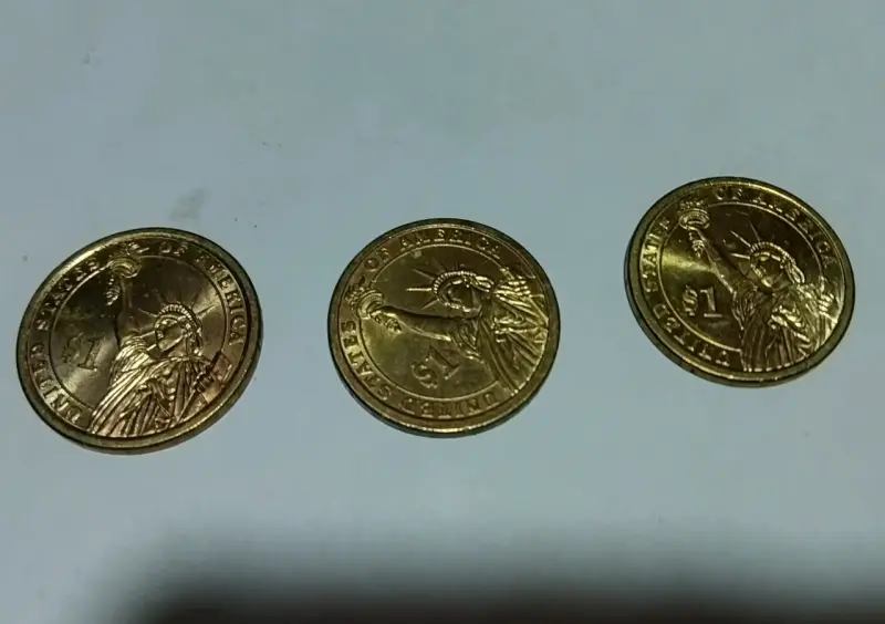 Tres monedas de USD 1 de EE.UU. - 3