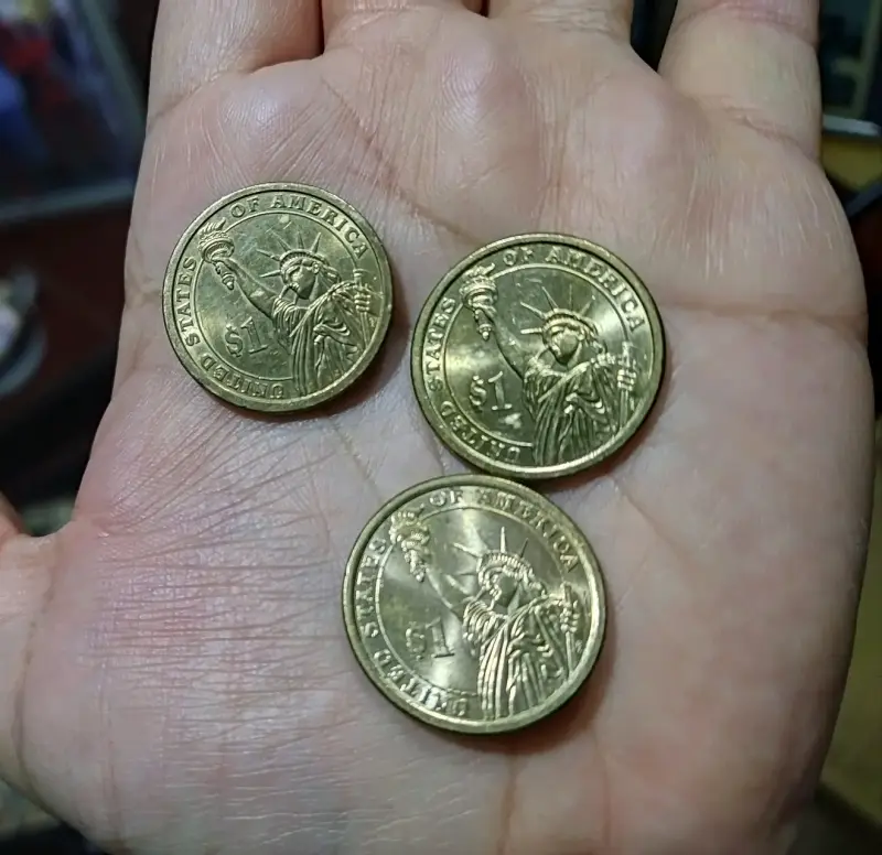 Tres monedas de USD 1 de EE.UU. - 5