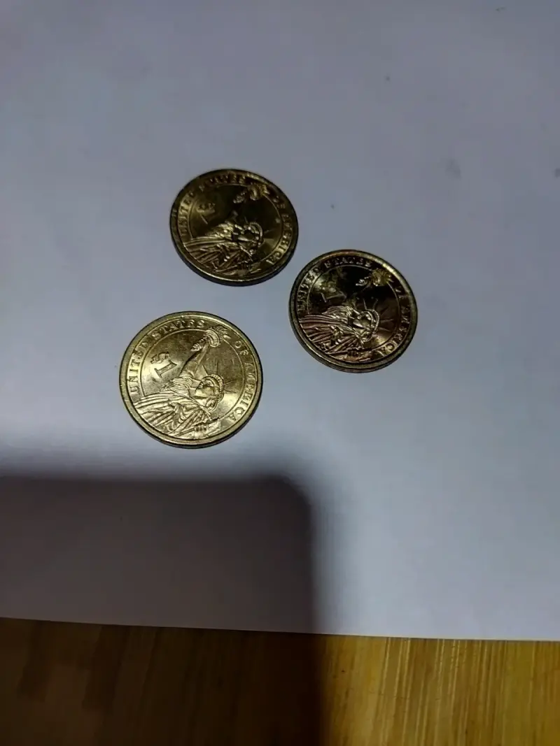 Tres monedas de USD 1 de EE.UU. - 6
