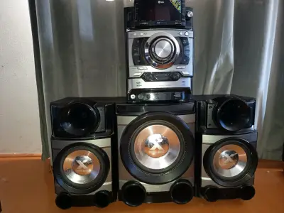 Sistema de sonido LG con bajos potentes - miniatura 1