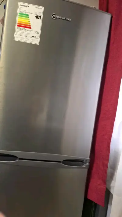 Refrigerador Mademsa de dos puertas en buen estado - miniatura 1